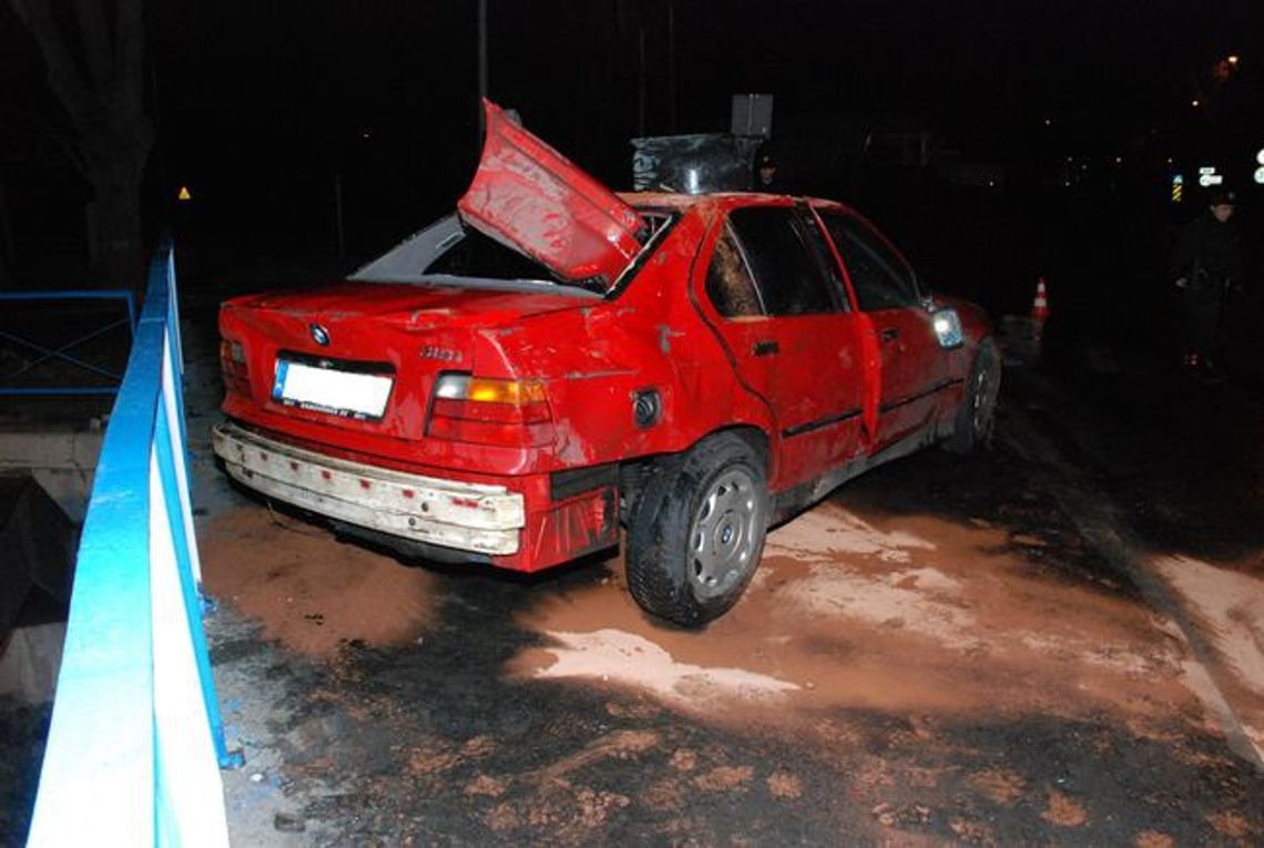 ﻿﻿ Samochód wpadł do kanału - dwie osoby ranne 