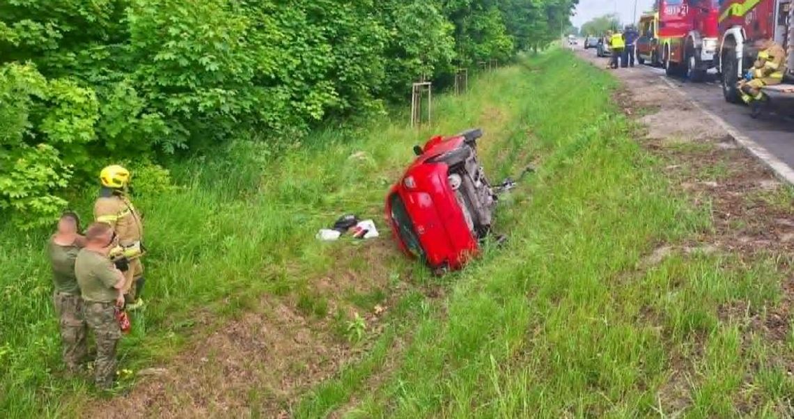 Samochód wypadł z jezdni. Interweniowali strażacy z Malborka i ratownicy medyczni Samochód wypadł z jezdni. Interweniowali strażacy z Malborka i ratownicy medyczni