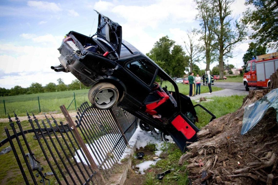 Samochód zawisł na płocie, autobusem w drzewo Samochód zawisł na płocie, autobusem w drzewo