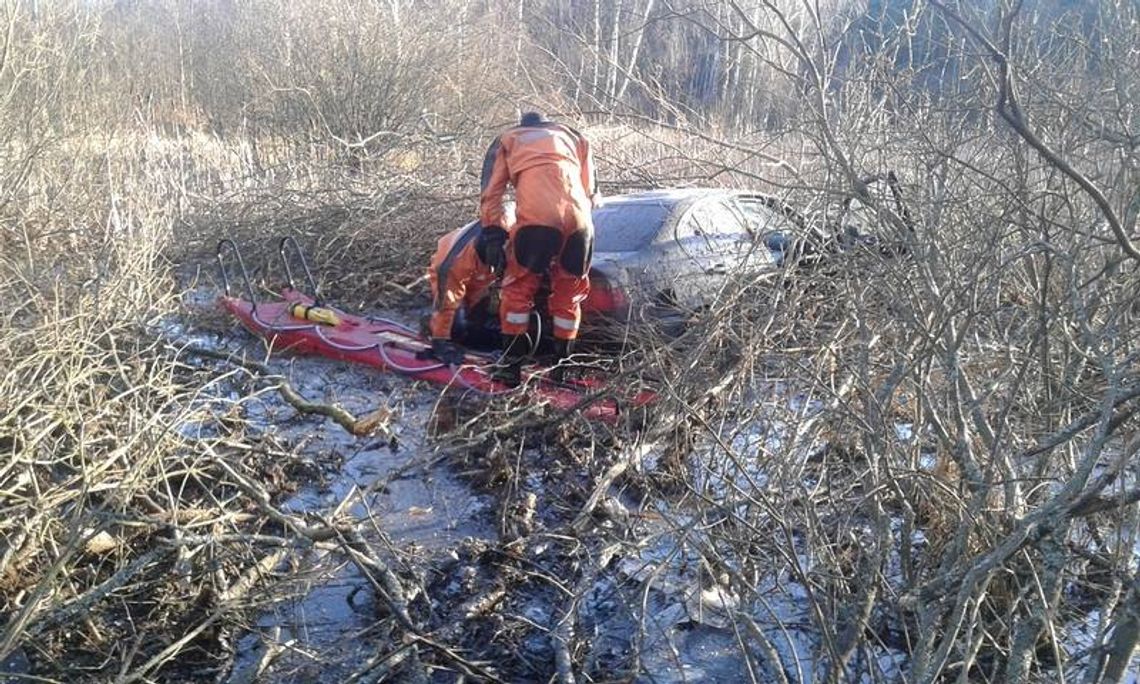 Samochód... znaleziony w bagnie. Strażacy wyciągnęli auto Samochód... znaleziony w bagnie. Strażacy wyciągnęli auto
