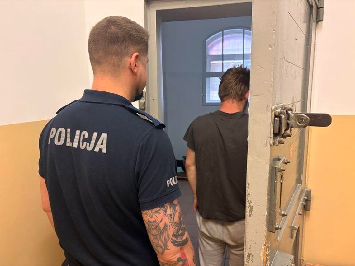 Schował łup w klatce schodowej. 19-latek odpowie za kradzież hulajnogi Schował łup w klatce schodowej. 19-latek odpowie za kradzież hulajnogi