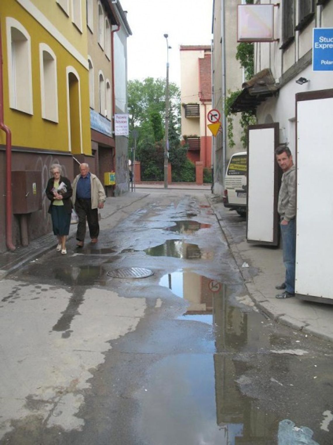 Ścieki nie dają żyć mieszkańcom - starogardzianie czekają na interwencję miejskich służb Ścieki nie dają żyć mieszkańcom - starogardzianie czekają na interwencję miejskich służb