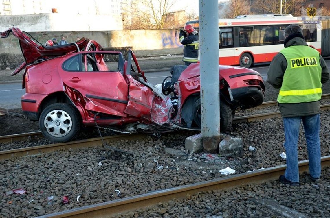Seatem uderzyła w słup trakcyjny Seatem uderzyła w słup trakcyjny