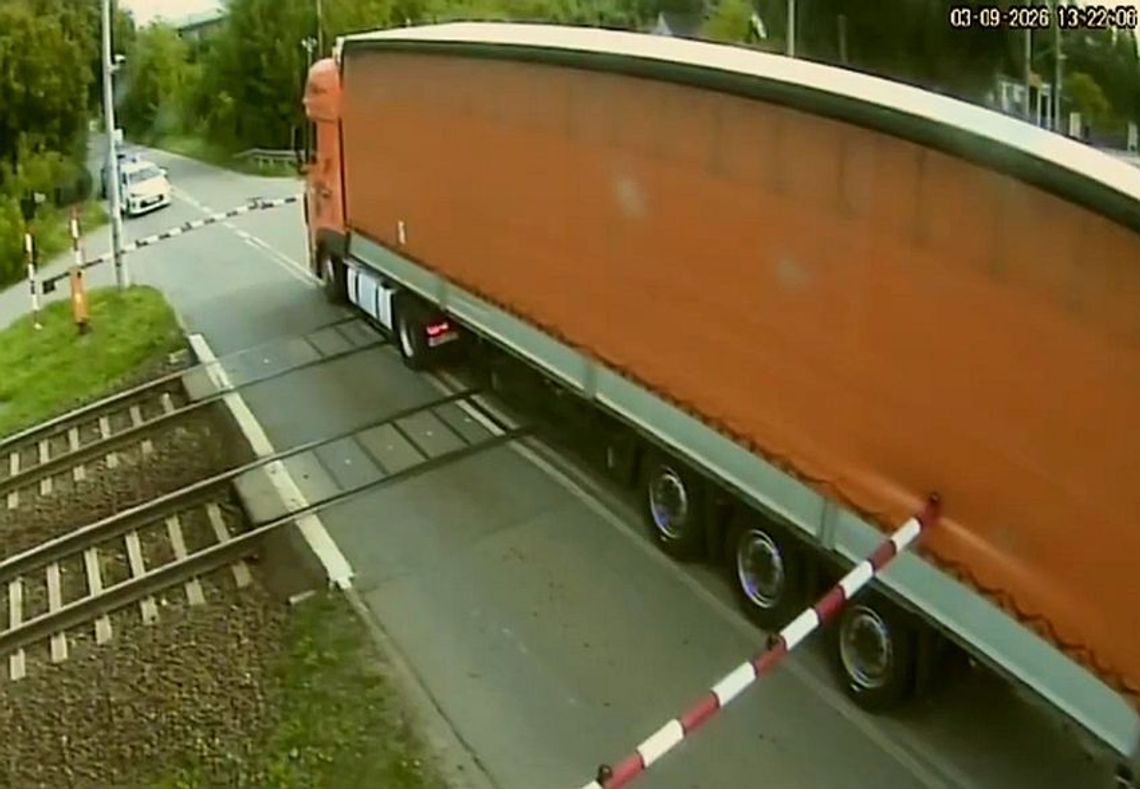 Sekundy od tragedii. Kierowca nie opuścił przejazdu – w ciężarówkę uderzył pociąg Sekundy od tragedii. Kierowca nie opuścił przejazdu – w ciężarówkę uderzył pociąg