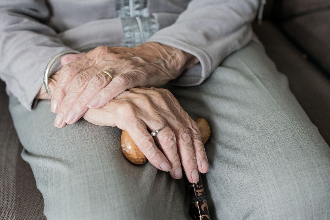 Seniorka straciła blisko 450 tysięcy złotych!