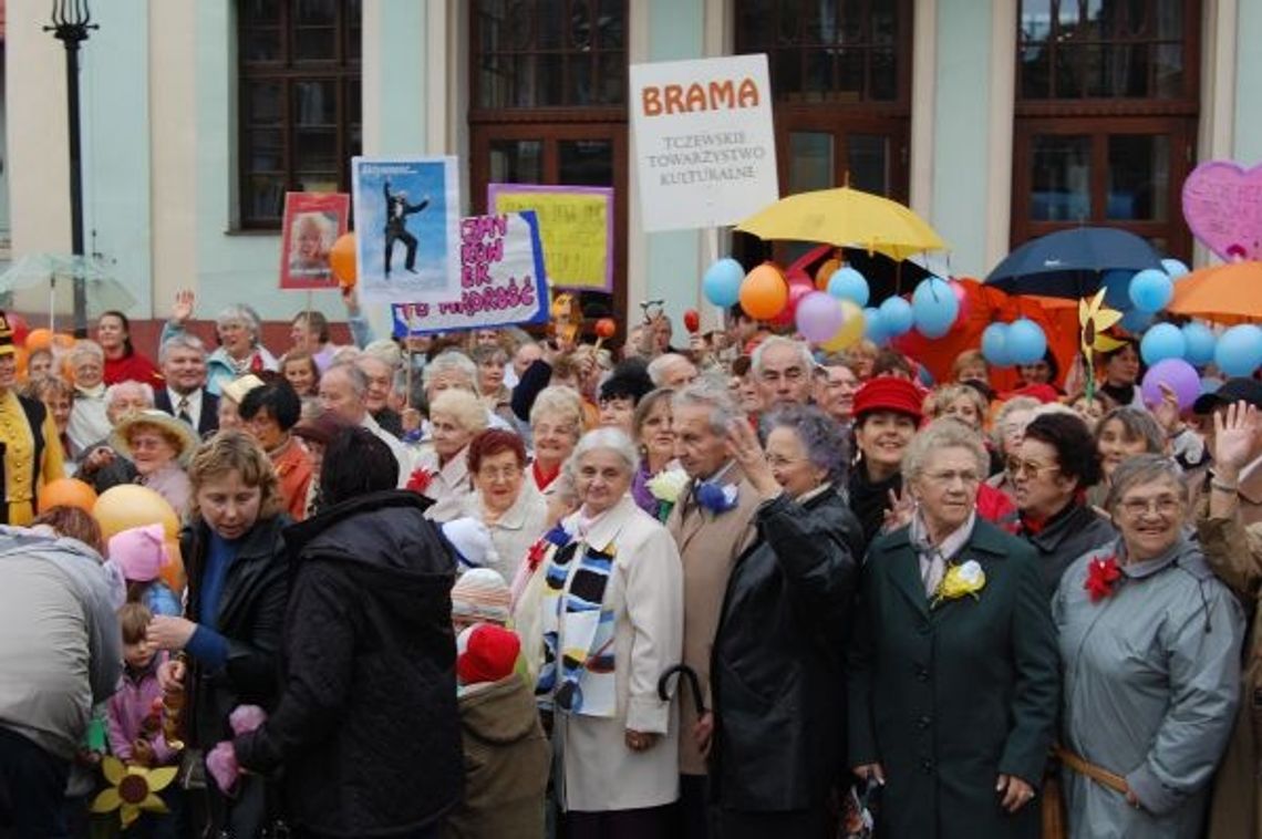 Seniorzy manifestowali swoją aktywność Seniorzy manifestowali swoją aktywność