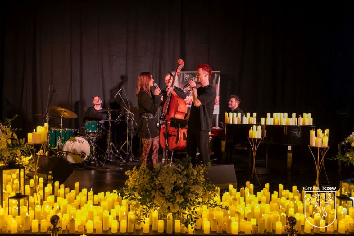 Setki świec, owacje i róże dla pań. CANDLE LIGHTS zachwycił mieszkanki w Lubiszewie