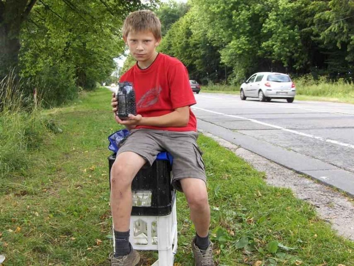 Sezonowy zarobek przy ruchliwej drodze. Dzieci przy „berlince” Sezonowy zarobek przy ruchliwej drodze. Dzieci przy „berlince”