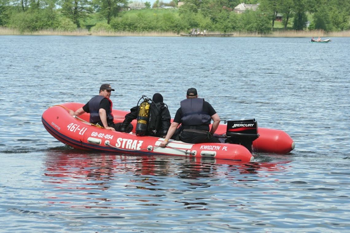 Siedmiu płetwonurków szukało topielca Siedmiu płetwonurków szukało topielca