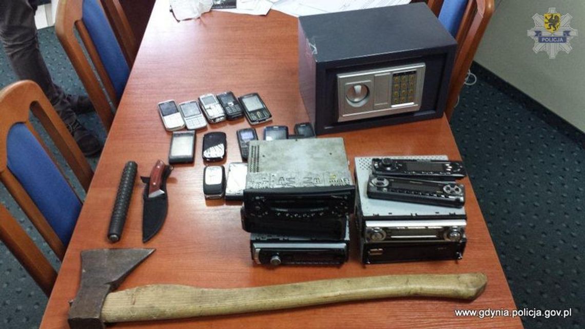 Siekierą - wymuszenie rozbójnicze. Grozili śmiercią