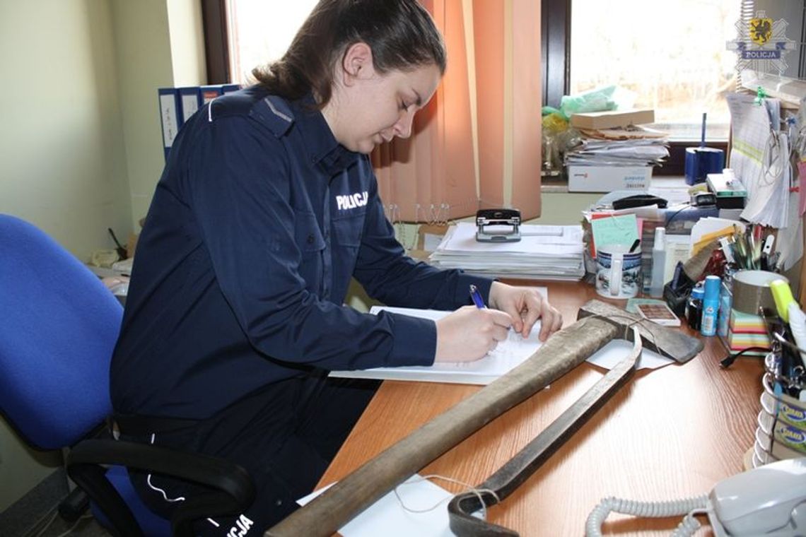 Siekierą zniszczył drzwi do mieszkania swojej konkubiny Siekierą zniszczył drzwi do mieszkania swojej konkubiny