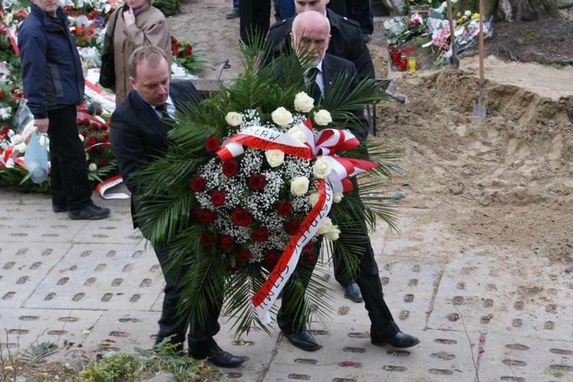 Skandal nad grobem Walentynowicz - cd. Rzecznik Marszałka Komorowskiego stracił posadę Skandal nad grobem Walentynowicz - cd. Rzecznik Marszałka Komorowskiego stracił posadę