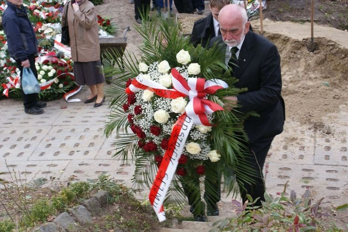 Skandal nad grobem Walentynowicz. Delegacja Marszałka Sejmu chwiejnym krokiem ze spóźnionym wieńcem Skandal nad grobem Walentynowicz. Delegacja Marszałka Sejmu chwiejnym krokiem ze spóźnionym wieńcem