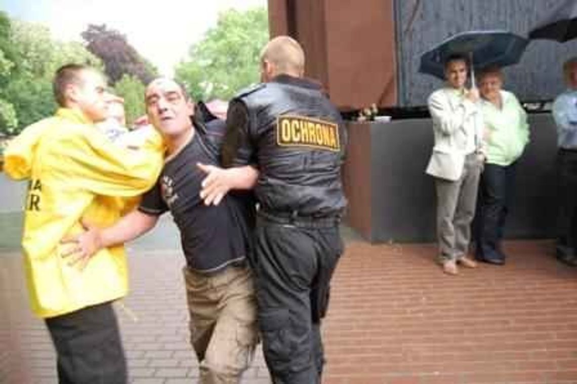 SKANDAL PRAWYBORÓW WE WRZEŚNI. Eurodeputowny Siwiec: Spadaj gościu, Rosati: Zamknij się SKANDAL PRAWYBORÓW WE WRZEŚNI. Eurodeputowny Siwiec: Spadaj gościu, Rosati: Zamknij się