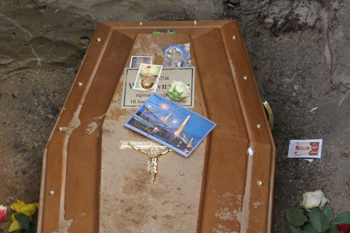 Skandal!!! Rosjanie zamienili ciała ofiar katastrofy smoleńskiej. To nie śp. Annę Walentynowicz pochowano w Gdańsku Skandal!!! Rosjanie zamienili ciała ofiar katastrofy smoleńskiej. To nie śp. Annę Walentynowicz pochowano w Gdańsku