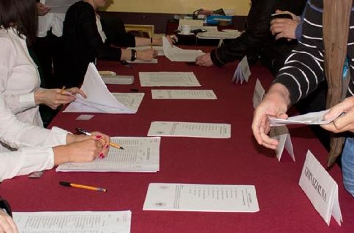 Skandal w komisji wyborczej! Głosowała za innych Skandal w komisji wyborczej! Głosowała za innych