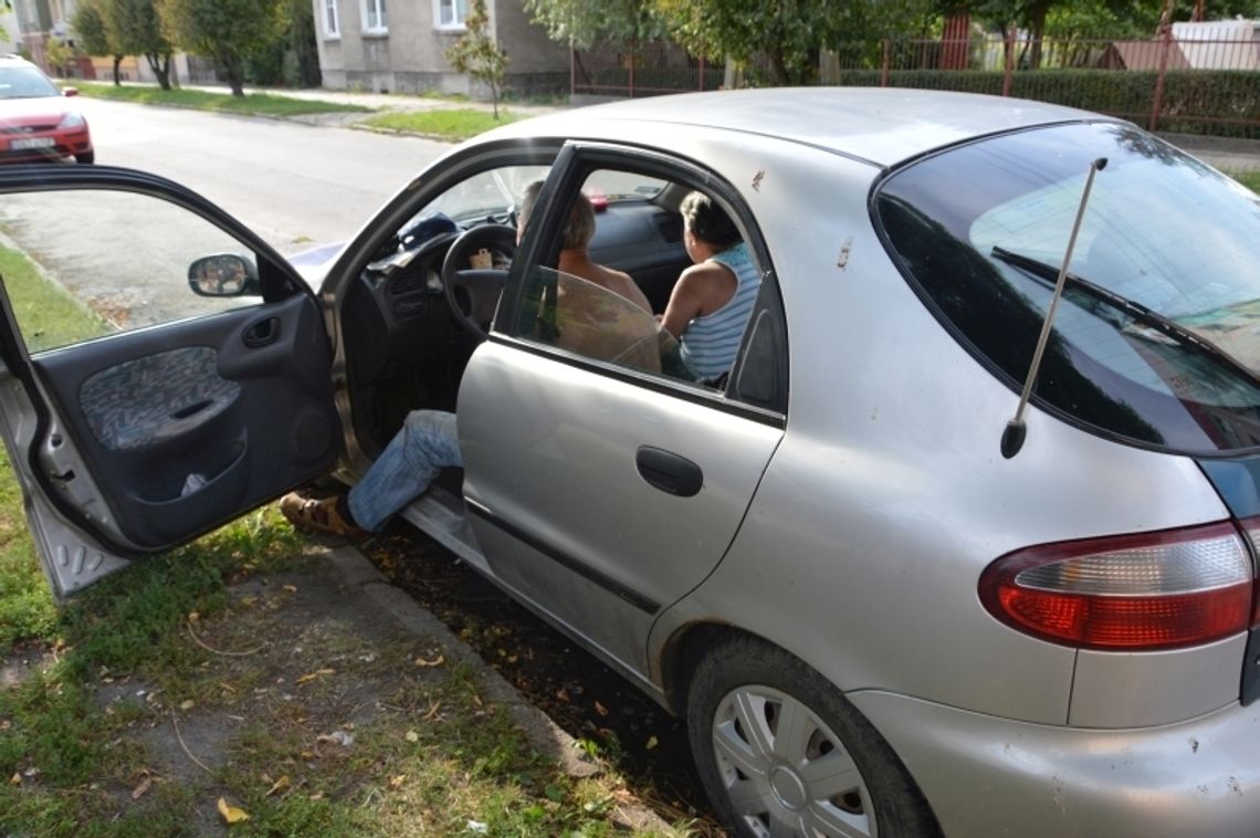 Skazani na siebie. Mieszkają w samochodzie na ulicy... Skazani na siebie. Mieszkają w samochodzie na ulicy...