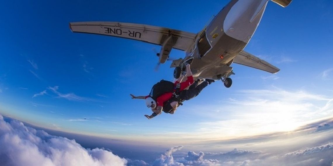 Skoki spadochronowe w tandemie – odważysz się?