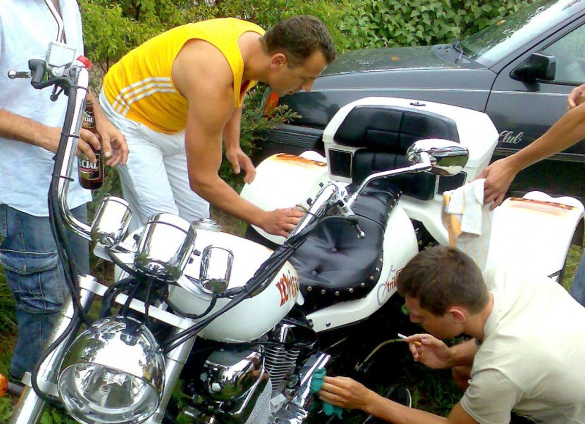 Skórcz warczących motocykli. Czarni jeźdźcy zawładnęli miastem Skórcz warczących motocykli. Czarni jeźdźcy zawładnęli miastem