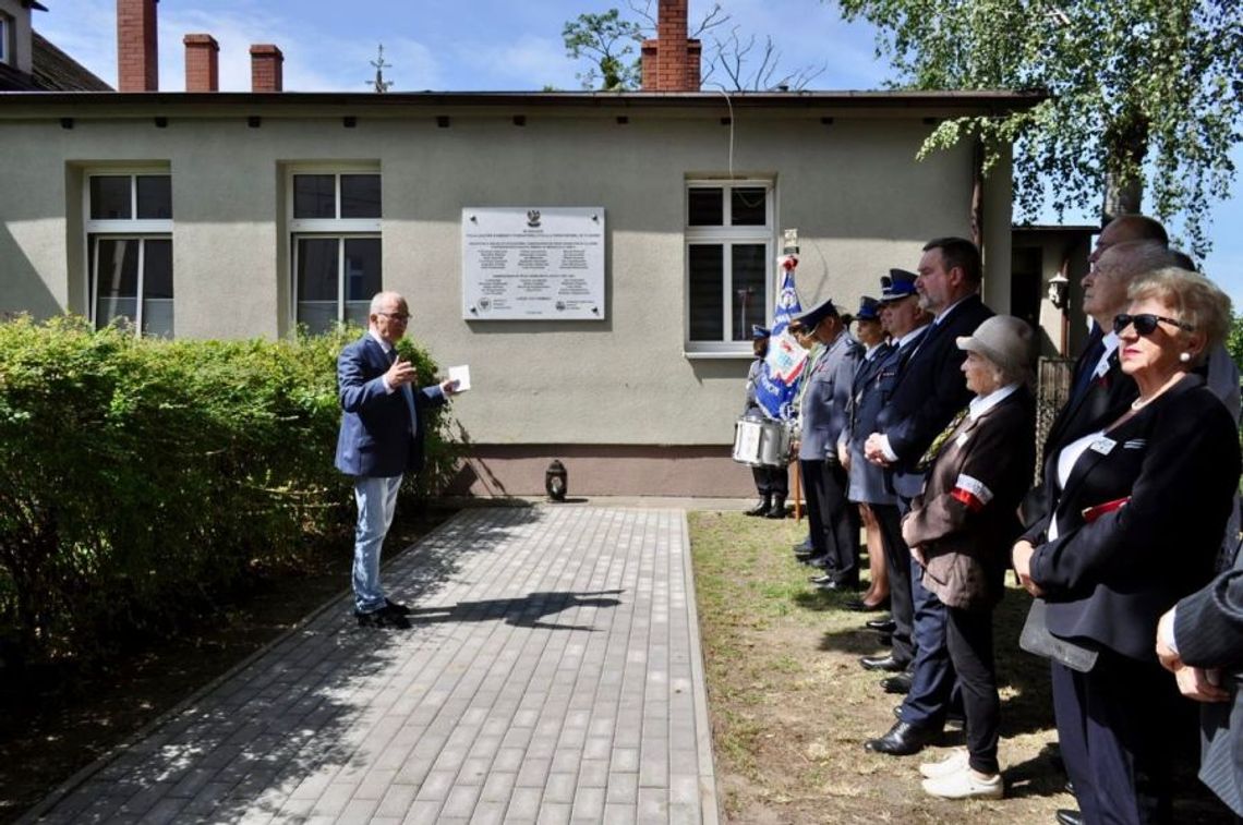 Skwer Ofiar Katynia i Dąb Pamięci. Tczewscy policjanci i Rodziny Katyńskie oddały hołd ofiarom ludobójstwa sowieckiego