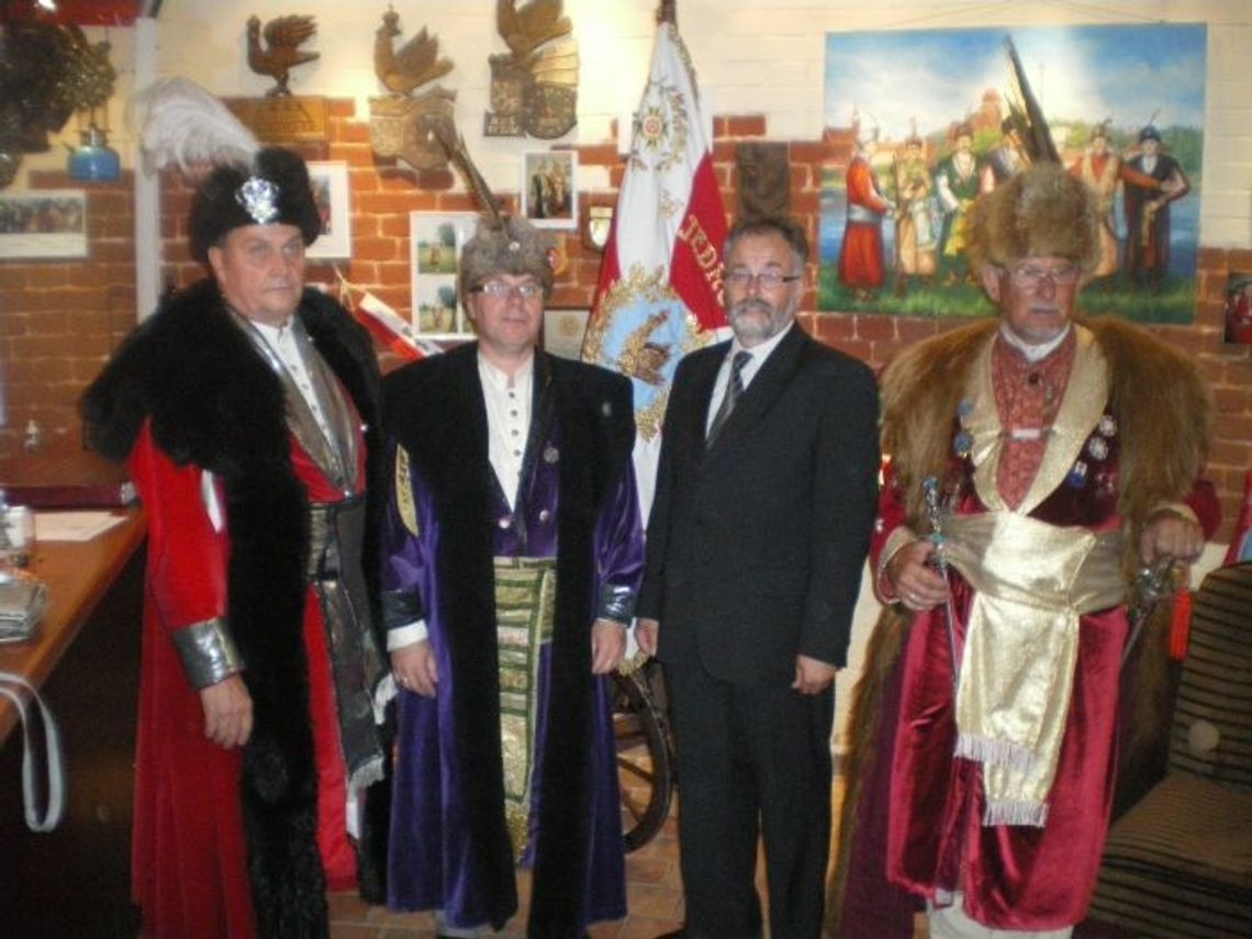 Ślubowali nowi bracia kurkowi - w sarmackich strojach Ślubowali nowi bracia kurkowi - w sarmackich strojach