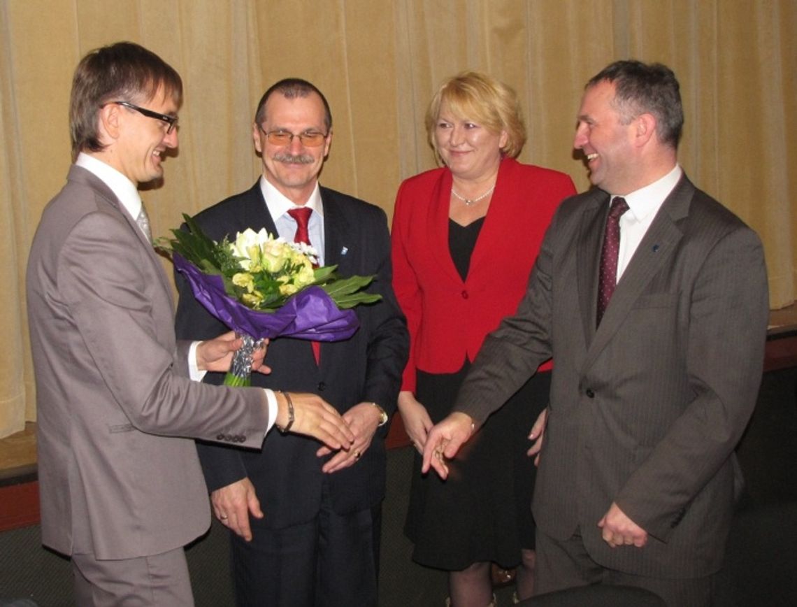 Ślubowanie z poślizgiem. Stanuch droższym burmistrzem, Chyła nowym przewodniczącym Rady Miejskiej Pelplina Ślubowanie z poślizgiem. Stanuch droższym burmistrzem, Chyła nowym przewodniczącym Rady Miejskiej Pelplina