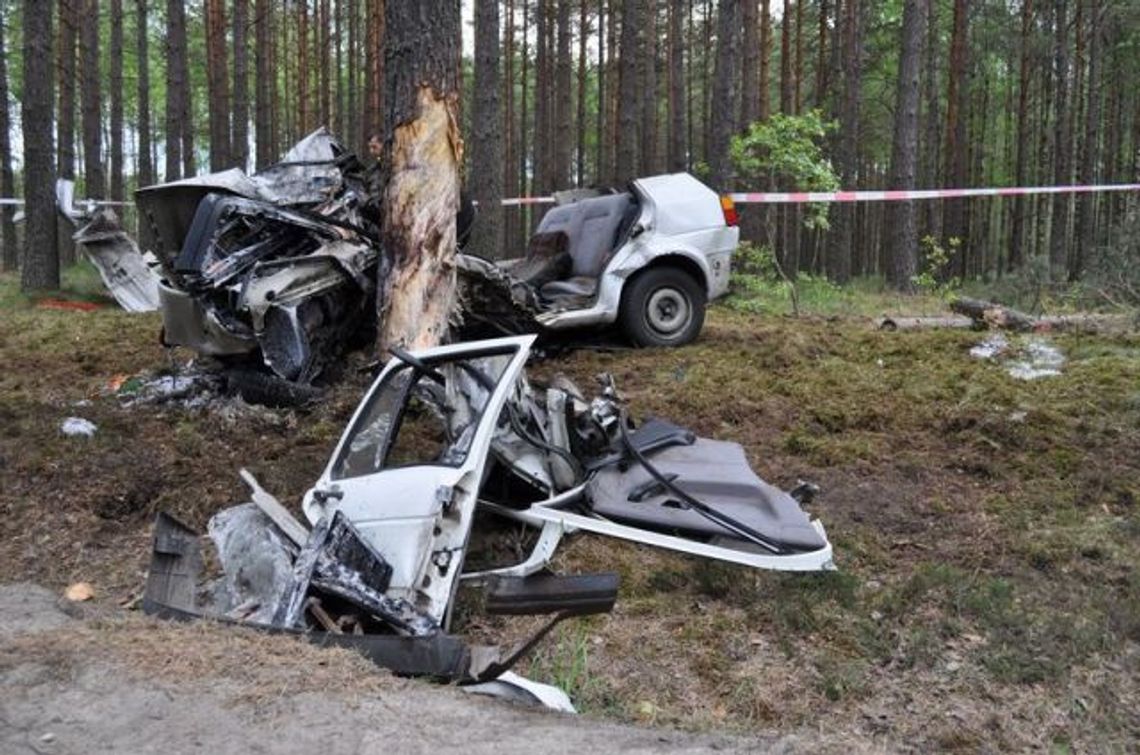Śmiertelna jazda - rozpędzonym autem w drzewo Śmiertelna jazda - rozpędzonym autem w drzewo