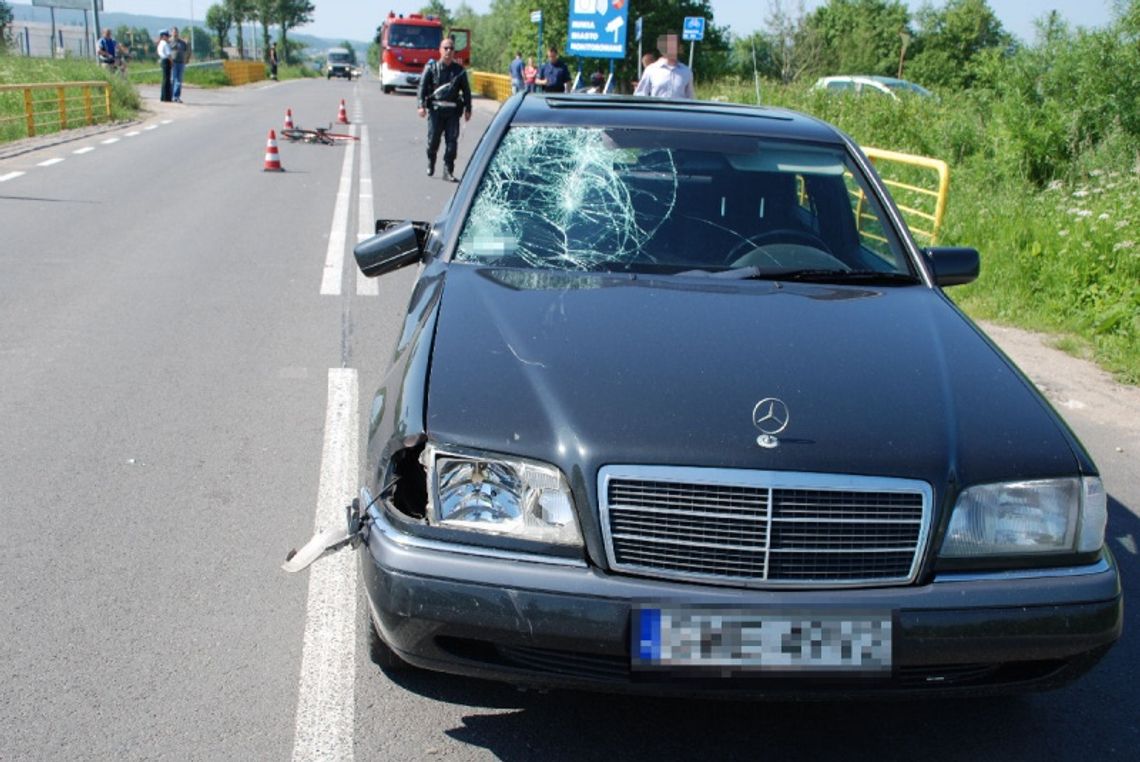 Śmiertelnie potrącony rowerzysta. Wjechał pod mercedesa Śmiertelnie potrącony rowerzysta. Wjechał pod mercedesa