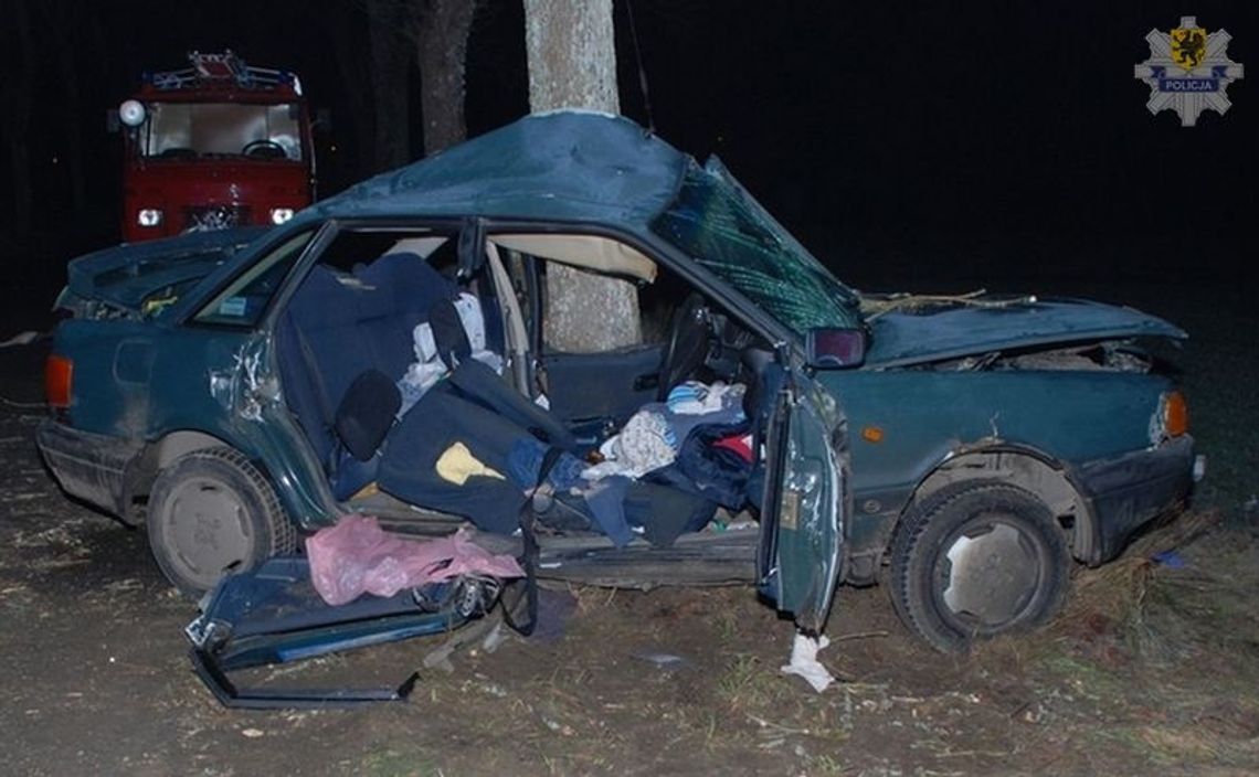 Śmiertelny wypadek, chłopak uderzył audi 80 w drzewo