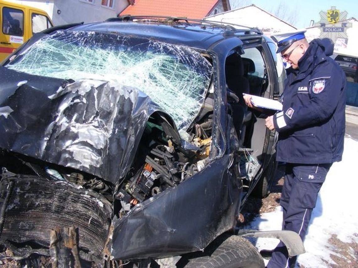 Śmiertelny wypadek w Żuławkach - wjechał w drzewo