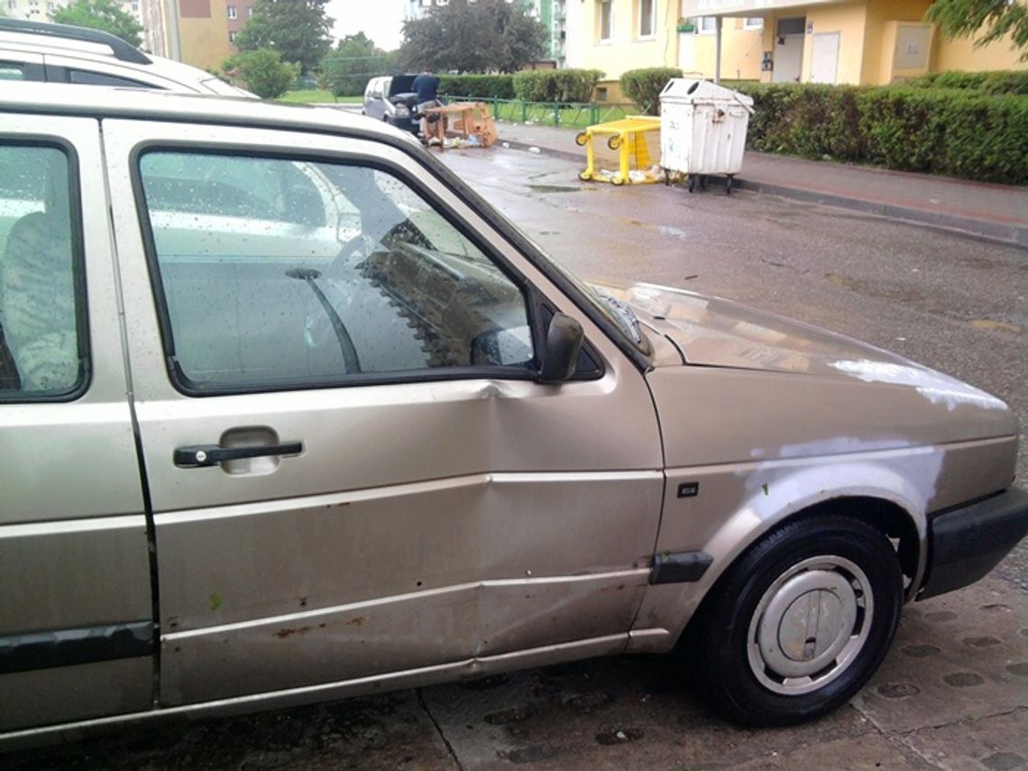 Śmietniki latały na Akacjowej Śmietniki latały na Akacjowej