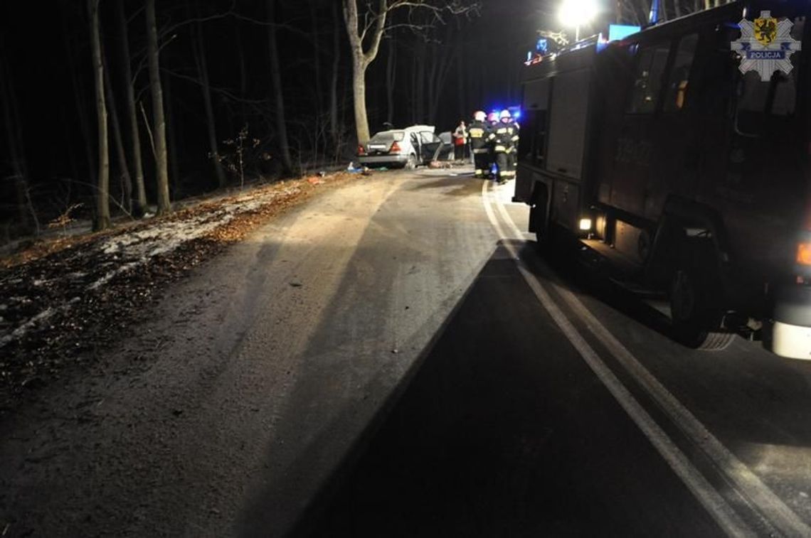 Smochód w płomieniach - śmiertelny wypadek