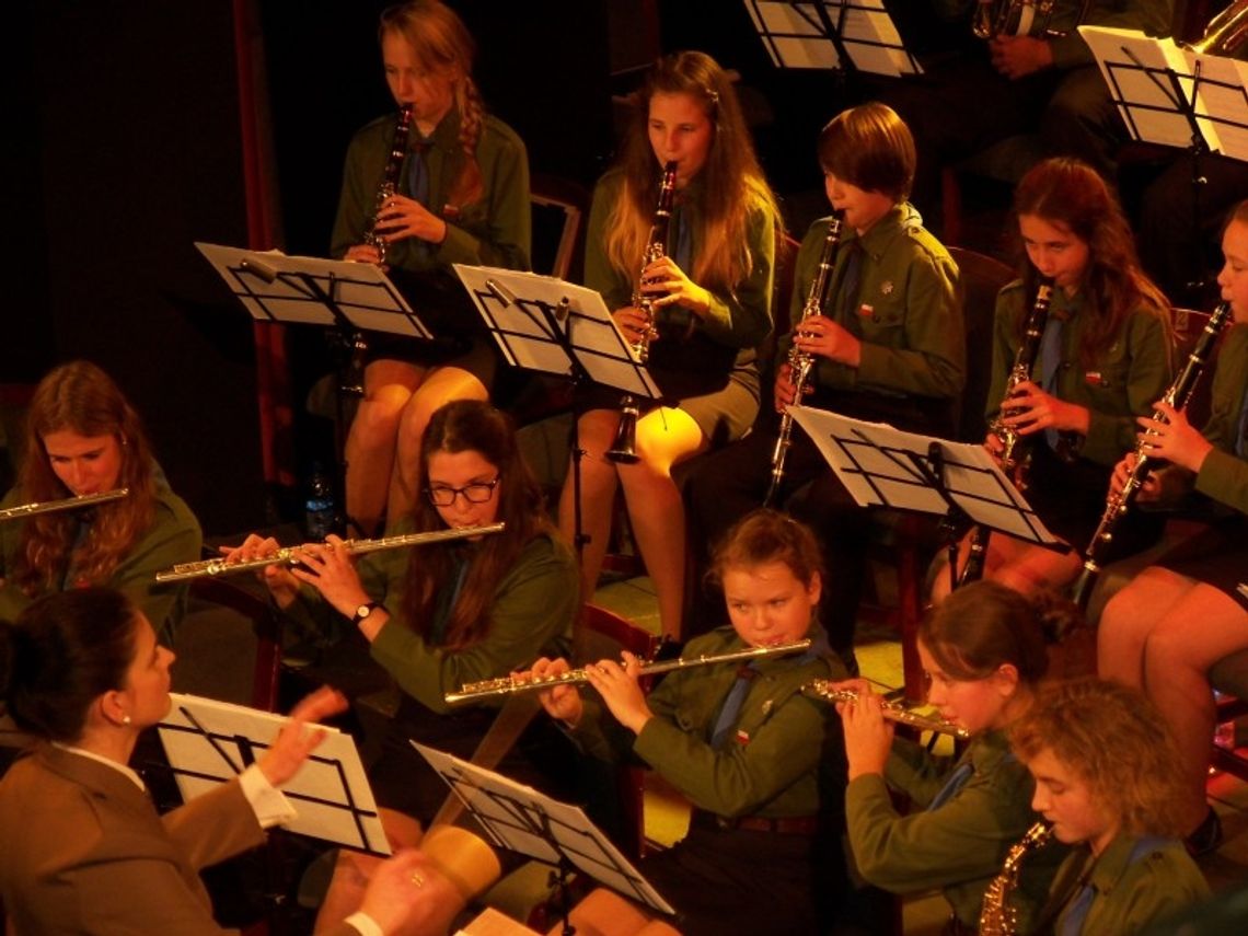 Smutna jesień na zewnątrz, gorąca w centrum