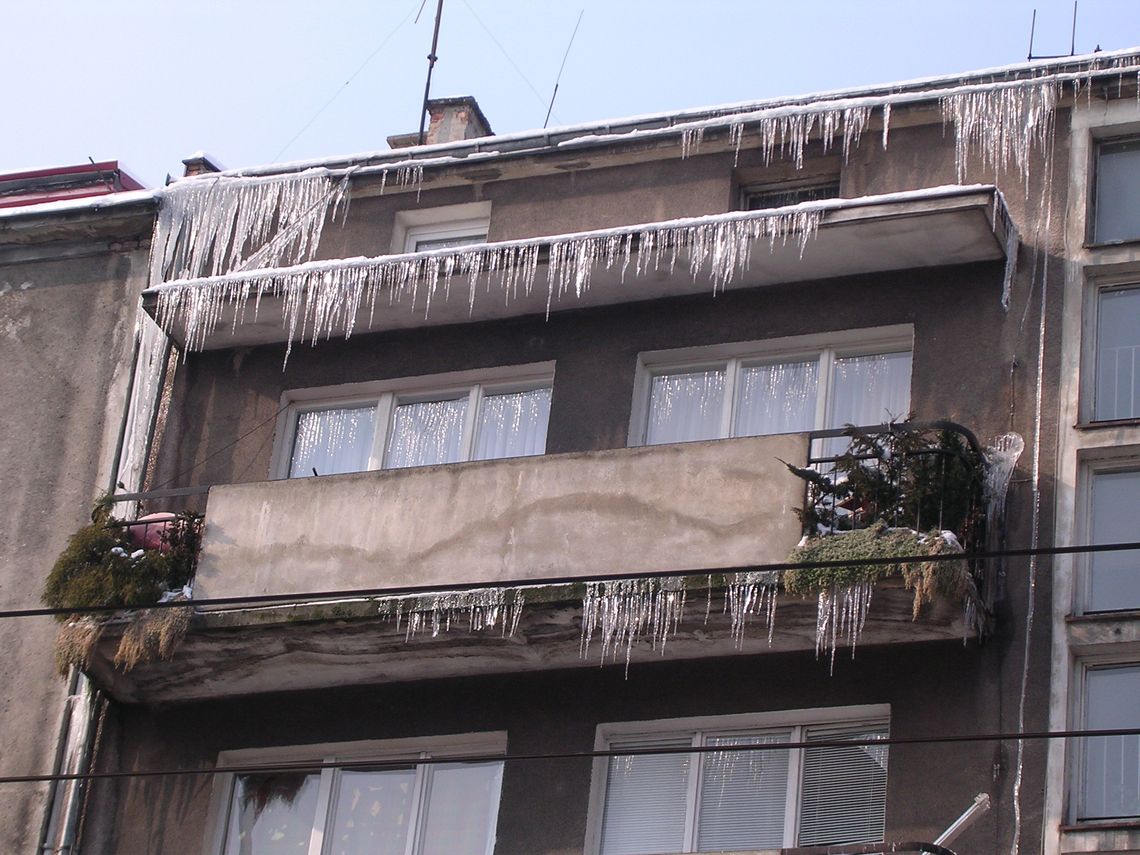 Śniegu dużo - katastrofa wisi na dachu...