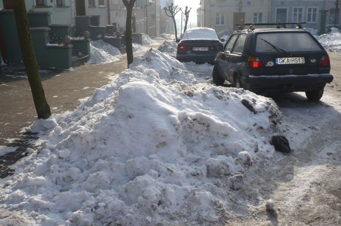 Śnieżne bariery i barykady. Zimowe przeszkody przy przejściach dla pieszych Śnieżne bariery i barykady. Zimowe przeszkody przy przejściach dla pieszych