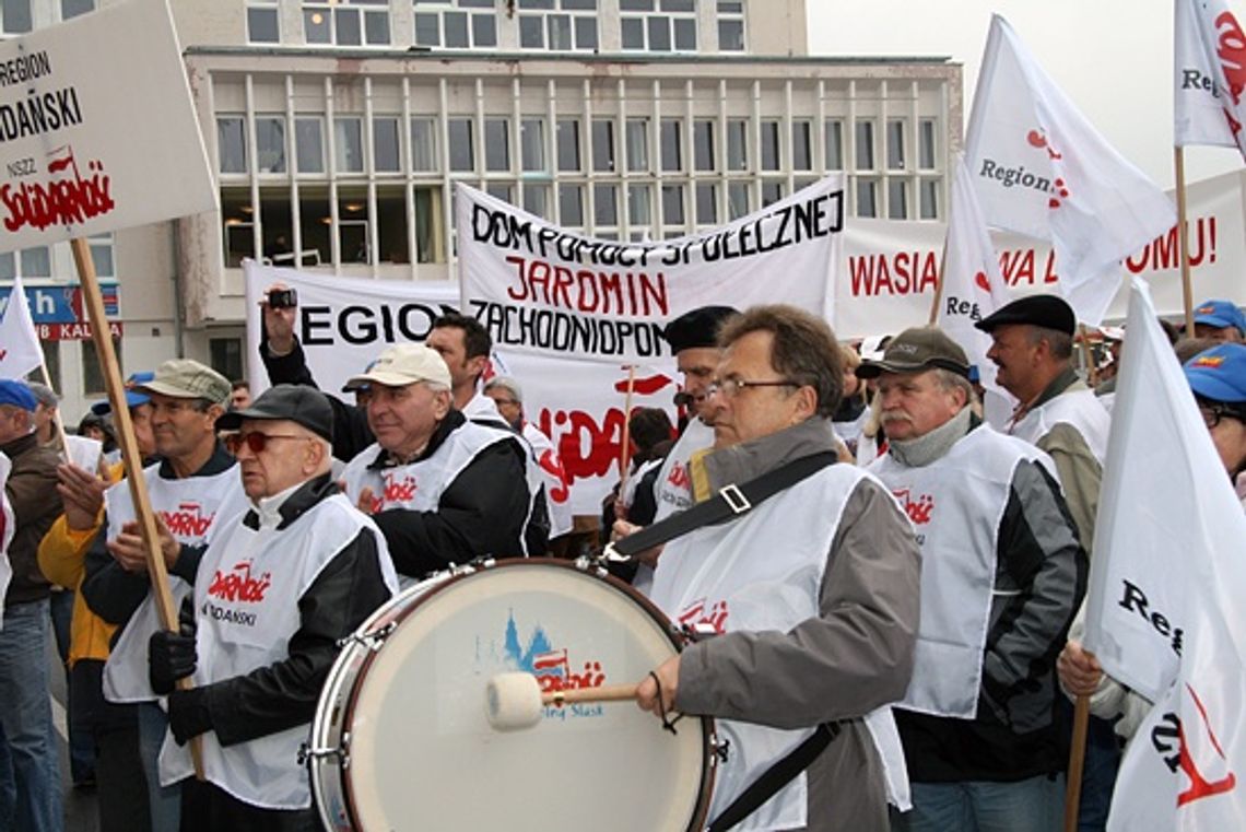 Solidarnościowa pikieta przed Sejmem - w obronie pomostówek