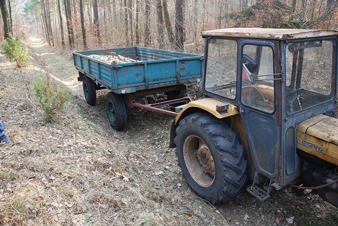 Spadł z przyczepy pod koła