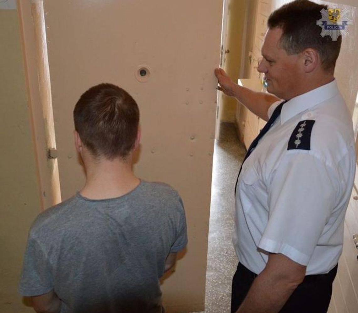 Spakował gry do kurtki i próbował uciekać... Spakował gry do kurtki i próbował uciekać...