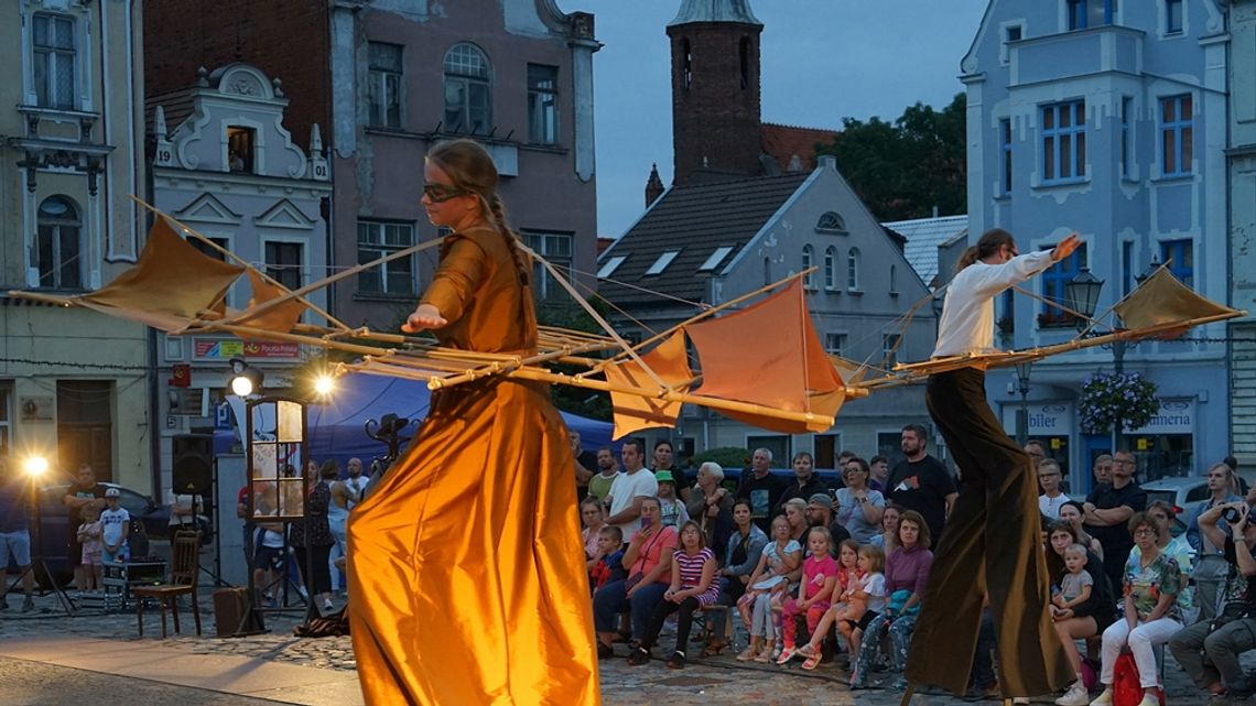 Spektakl plenerowy „Klasa” w wykonaniu Teatru Snów. Teatr wyszedł na ulice Tczewa!