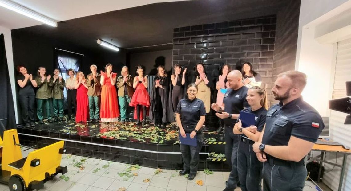 Spektakl teatralny, wystawa fotograficzna. Odbudowa tożsamości i nauka życia w społeczeństwie Spektakl teatralny, wystawa fotograficzna. Odbudowa tożsamości i nauka życia w społeczeństwie