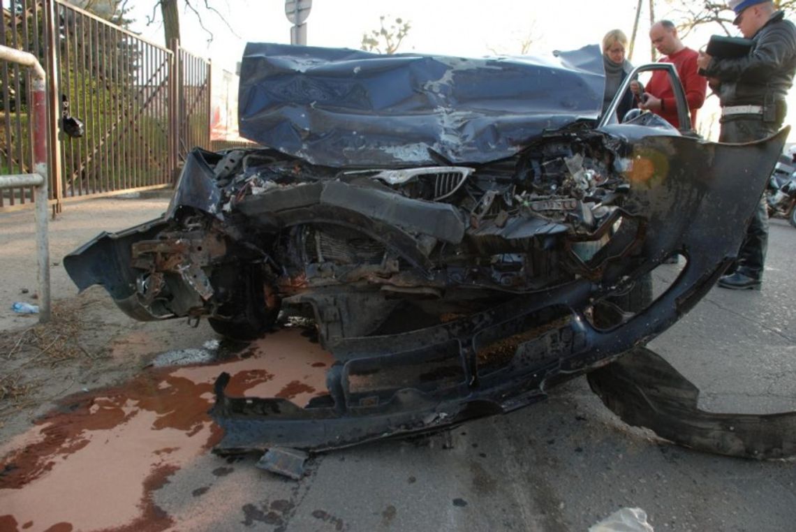 Sprawca uciekł z miejsca wypadku. Pasażerka poniosła śmierć na miejscu Sprawca uciekł z miejsca wypadku. Pasażerka poniosła śmierć na miejscu