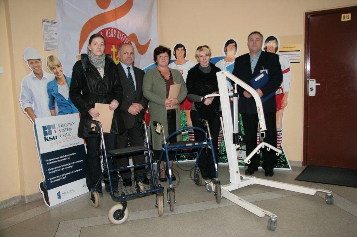 Sprzęt trafia do niepełnosprawnych. Pomagają bliźniaczki i radny sejmiku Sprzęt trafia do niepełnosprawnych. Pomagają bliźniaczki i radny sejmiku