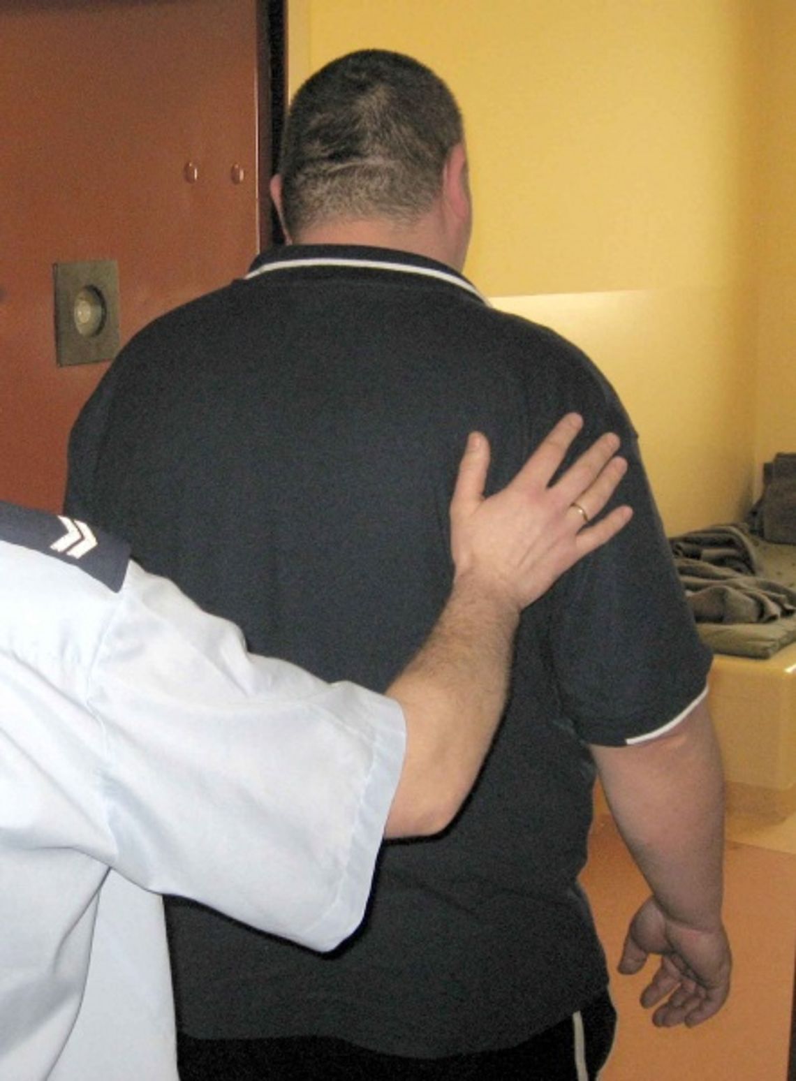 Środkiem drogi, chwiejnym krokiem starł się z mercedesa bokiem Środkiem drogi, chwiejnym krokiem starł się z mercedesa bokiem