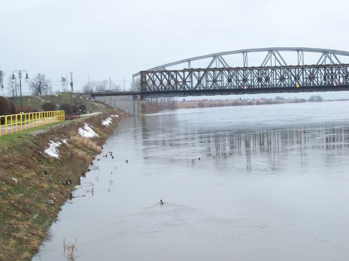 Stan alarmowy na Wiśle. Wody nadal przybywa Stan alarmowy na Wiśle. Wody nadal przybywa
