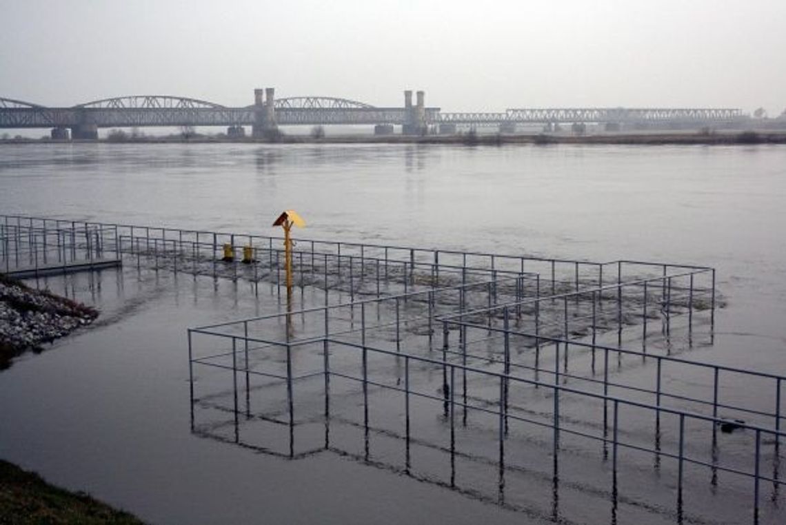 Stan ostrzegawczy na Wiśle - rzeka zalała już pomost Stan ostrzegawczy na Wiśle - rzeka zalała już pomost