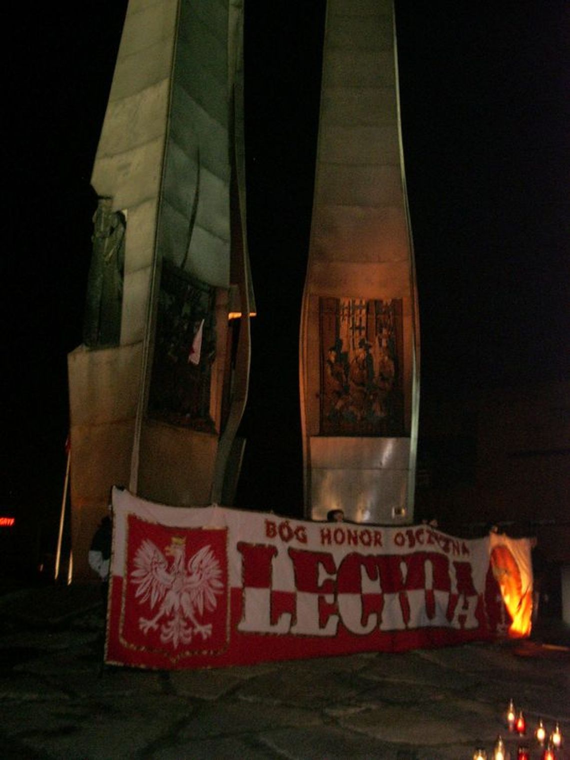 Stan wojenny - manifestacja pod Pomnikiem Poległych Stoczniowców Stan wojenny - manifestacja pod Pomnikiem Poległych Stoczniowców