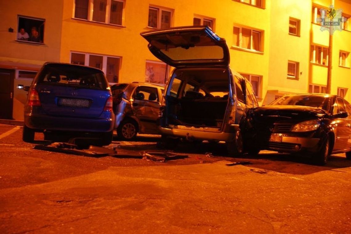 Staranował samochody na parkingu