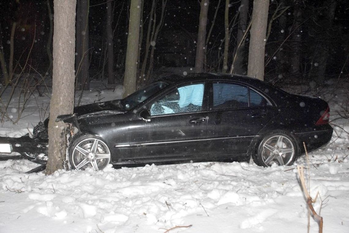 Staranowała barierki i rozbiła się na drzewie Staranowała barierki i rozbiła się na drzewie