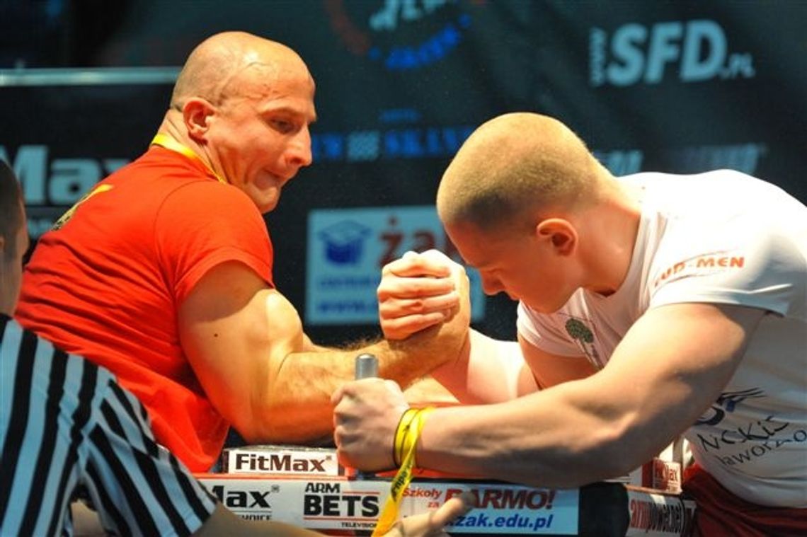 Starcie tytanów na zamku. Posiłują się na ręce