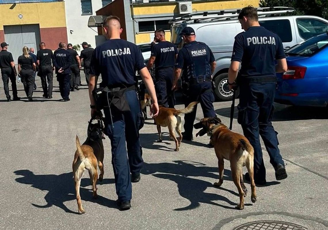 Starogardzki policjant i pies służbowy Dexa na ćwiczeniach w Zakładzie Karnym w Czarnem Starogardzki policjant i pies służbowy Dexa na ćwiczeniach w Zakładzie Karnym w Czarnem